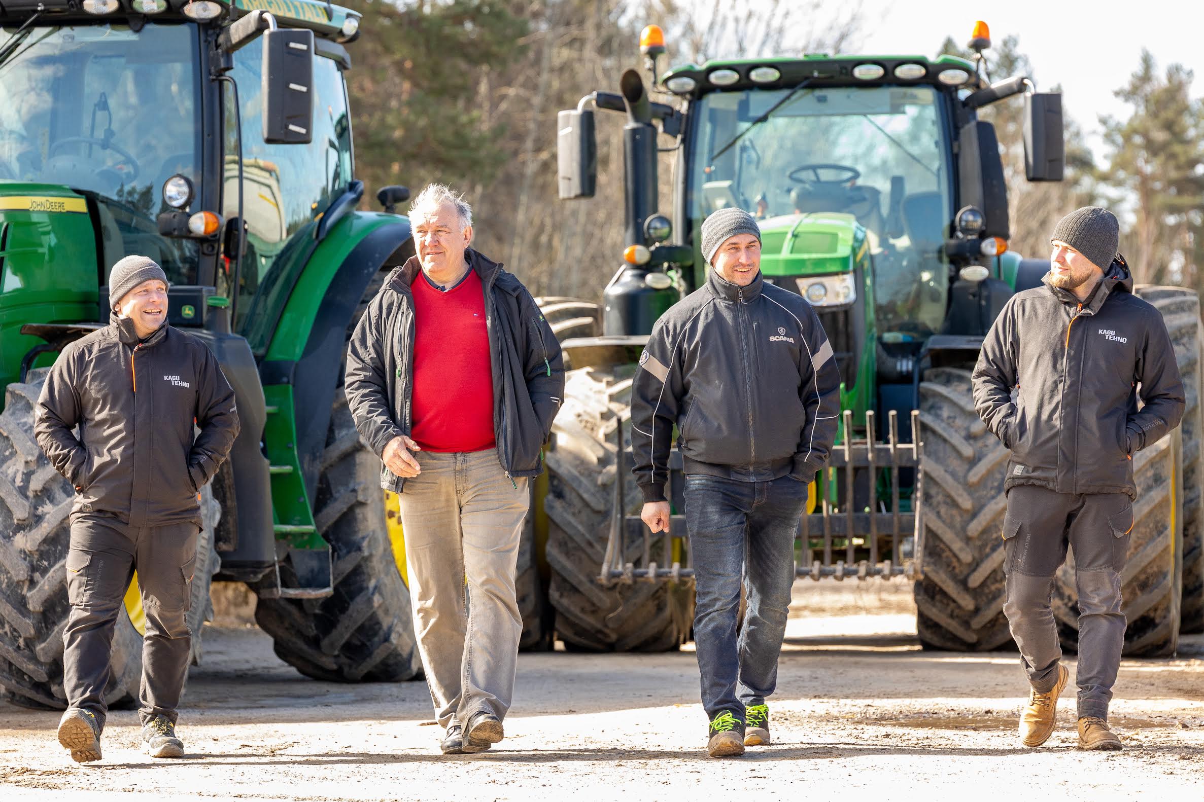 OÜ KaguTehno ülevaataja Silver Loorits (vasakult), Kriguli talu peremees Rein Parv, noorperemees Rauno Parv ning ülevaataja Kaido Koemets. Taustal Kriguli talu traktoripark, mille masinad läbisid ülevaatuse edukalt. Foto: AIGAR NAGEL